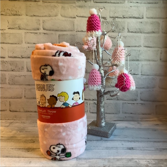 Berkshire PEANUTS Oversized 50” x 70” Snoopy Gingerbread Throw - Picture 3 of 5